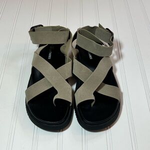 No Boundaries Women's Sandals in Black and Gray NWT